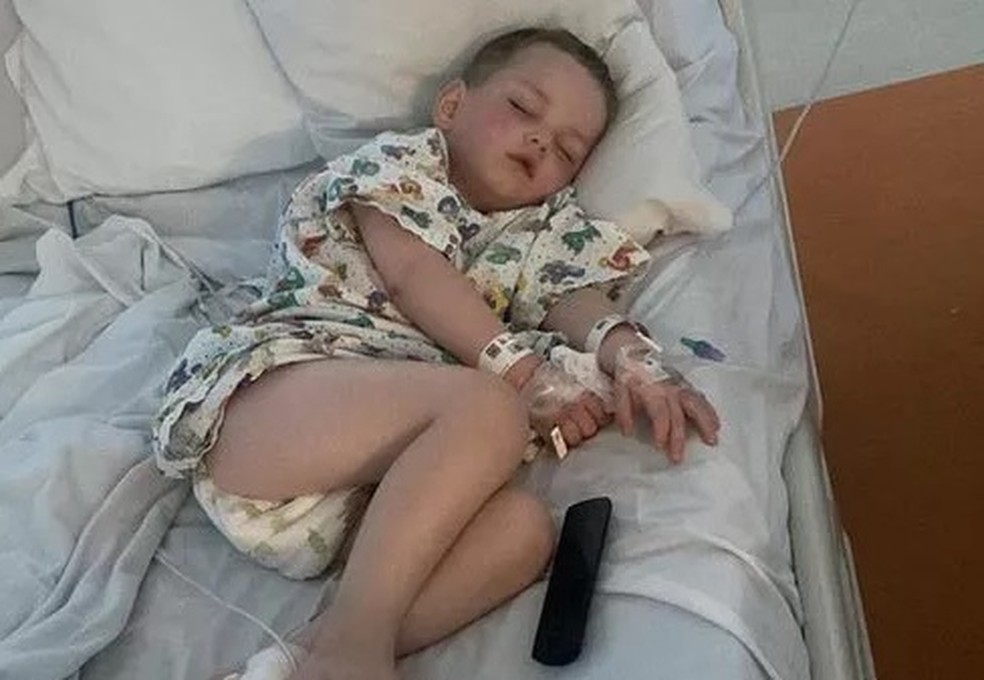 O menino passou por uma cirurgia e ainda está se recupernado no hospital — Foto: Reprodução/Mirror