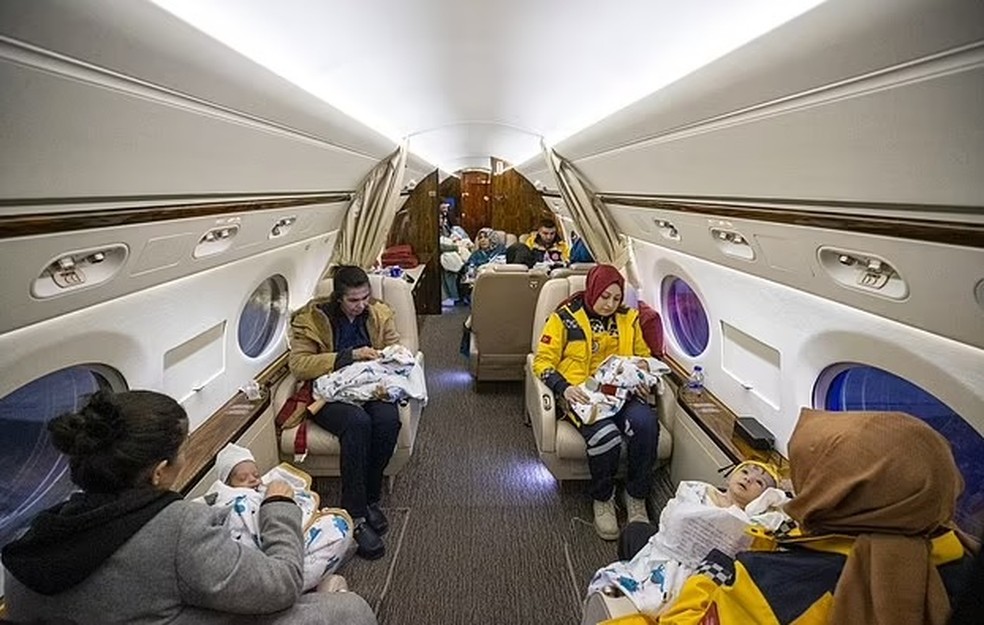 16 bebês foram resgatados e transportados em avião presidencial após terremoto na Turquia — Foto: Reprodução/ Daily Mail