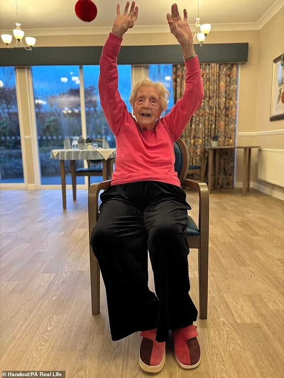 Daisy mantém a simplicidade ao encarar cada novo dia. “Quando acordo de manhã, digo: é outro dia, e vou andando.” — Foto: Reprodução Daily Mail