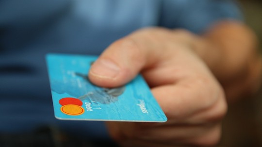 Pais têm trocado mesada em dinheiro por cartão de débito para crianças a partir de 6 anos
