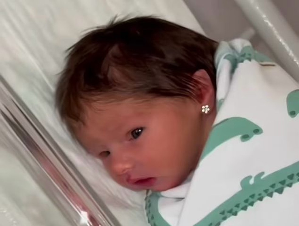 Bebê com a orelha furada na maternidade — Foto: Reprodução Daily Mail