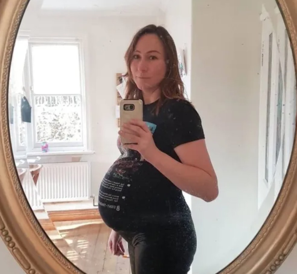 Lucy Baker engravidou pela terceira vez aos 43 anos — Foto: Reprodução/Metro