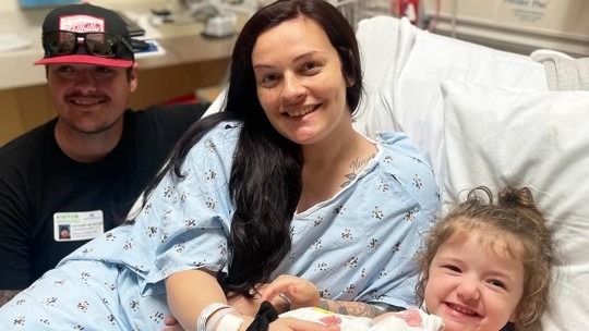 Mãe dá à luz em casa 30 minutos depois de médicos a liberarem no hospital 