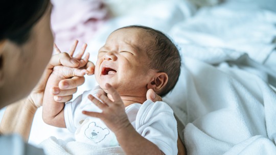 O que fazer quando o bebê puxa os próprios cabelos durante a amamentação?