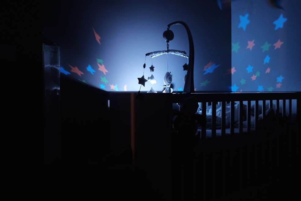 Móbiles servem para decorar, distrair e ajudar na hora do sono dos pequenos  — Foto:  Divulgação/Unsplash (Bastien Jaillot)