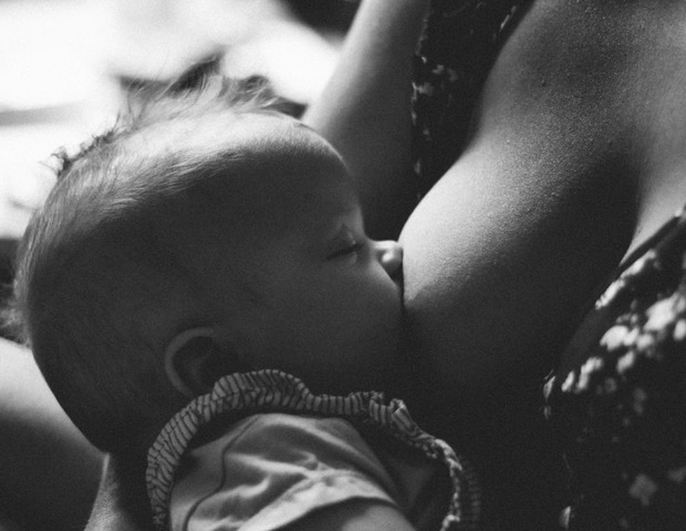Bebê amamentando amamentação aleitamento materno (Foto: Unsplash/Fanny Renaud) — Foto: Crescer