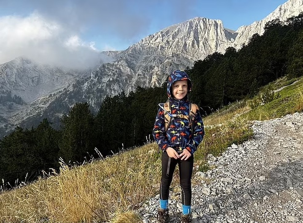 O menino de 7 anos é a pessoa mais nova a escalar o Monte Olimpo — Foto: Reprodução/ Daily Mail