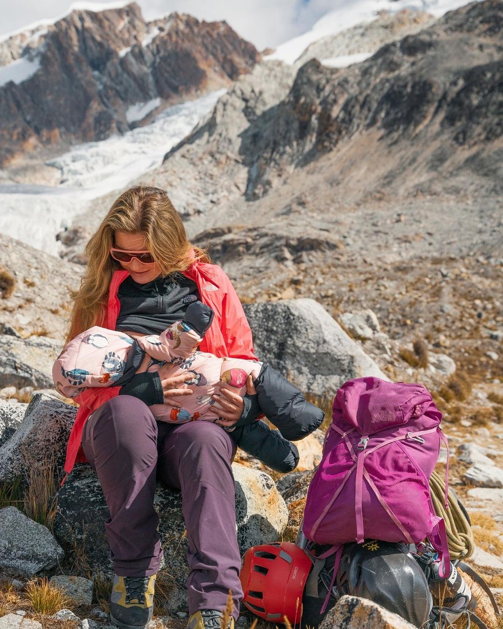 Karina amamentando a pequena Kora na Cordilheira dos Andes — Foto: Reprodução/Instagram/Marcos Felipe Terra