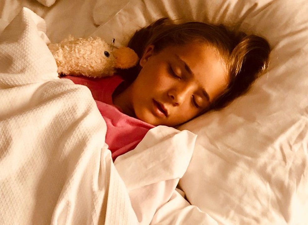 Menina dormindo com pato de pelúcia (Foto: Sam K/Pexels) — Foto: Crescer