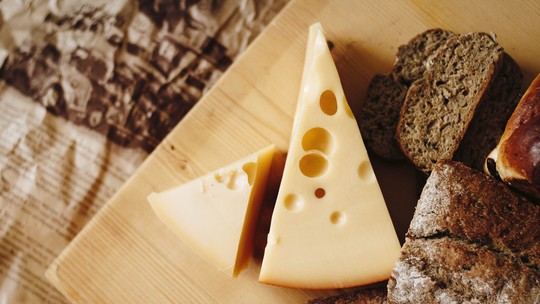 Você sabia que nem todos os queijos estão liberados na gravidez? Veja a lista de quais a gestante pode comer ou não
