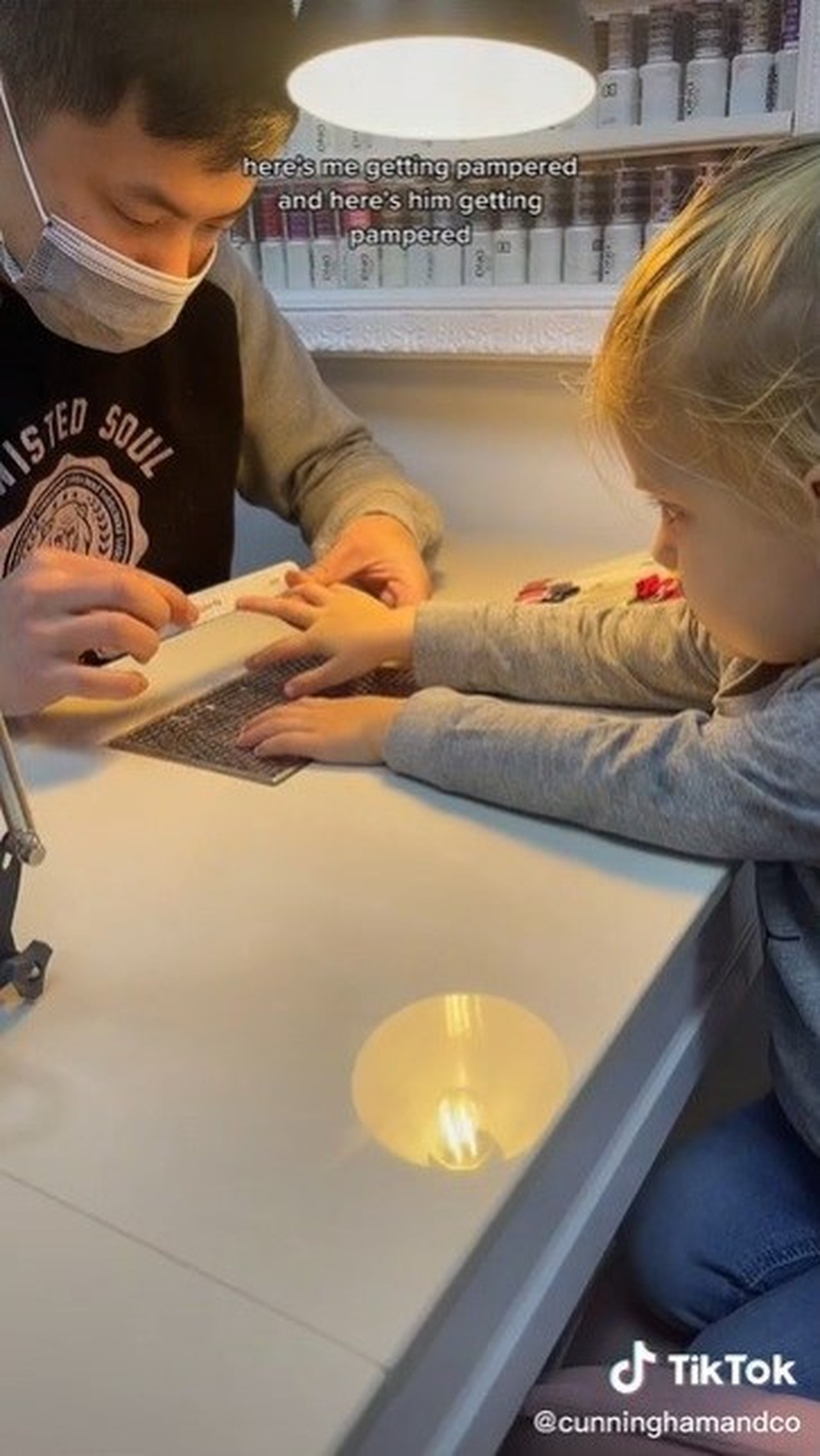 Mãe é criticada na web após levar filho de 3 anos para pintar as unhas   — Foto: Reprodução/TikTok