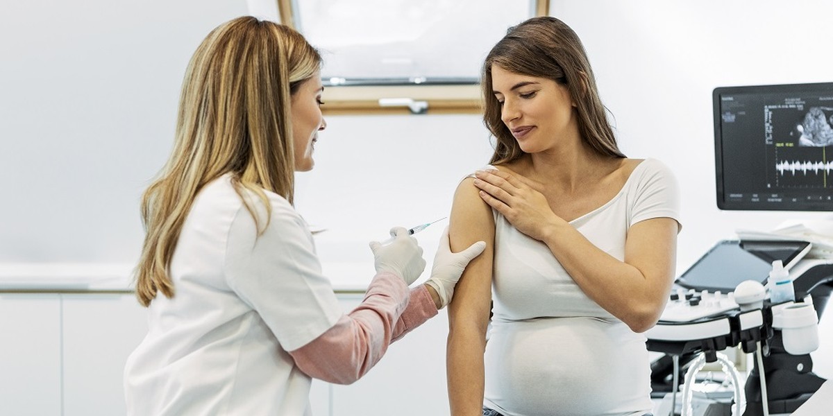 Vacinação de gestantes contra VSR reduz pela metade casos graves de bronquiolite em bebês