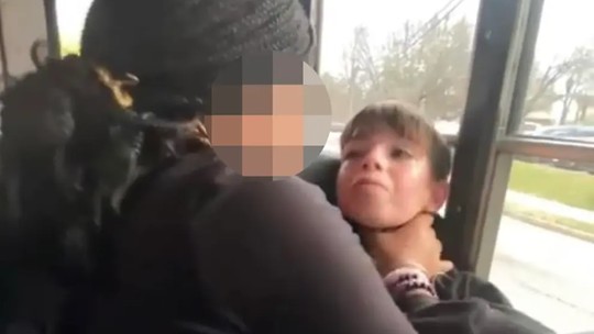 Vídeo chocante mostra estudante sendo agredido em ônibus escolar