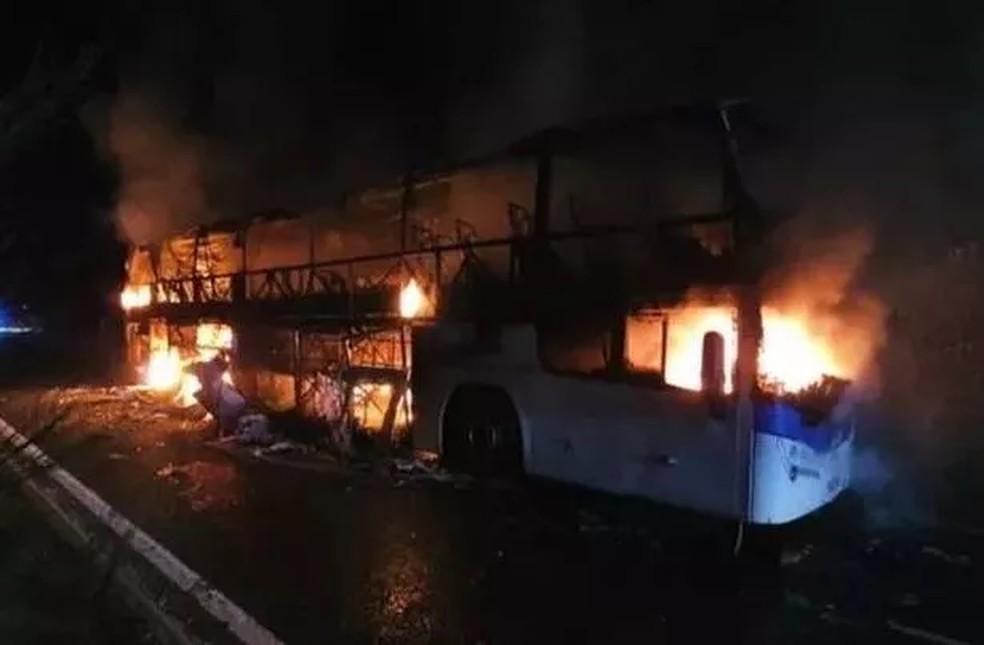 O ônibus pegou fogo — Foto: Reprodução Mirror