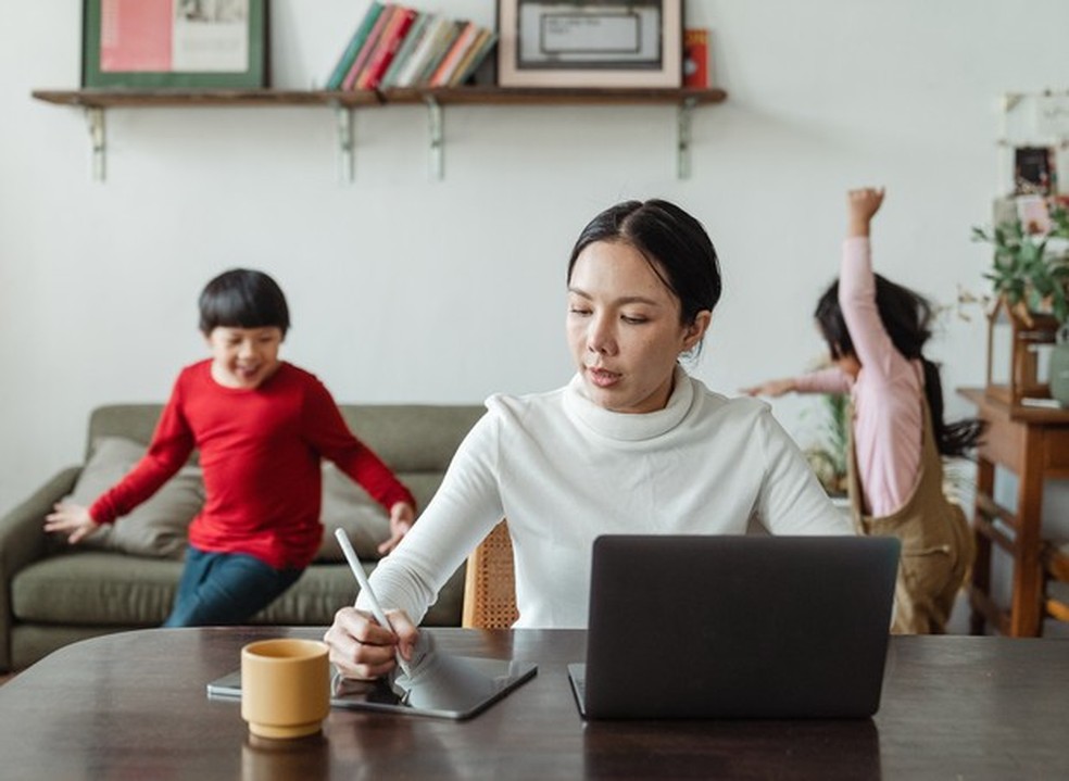  Com o home office, a importância de falar sobre filhos e carreira se tornou imprescindível (Foto: Pexels) — Foto: Crescer