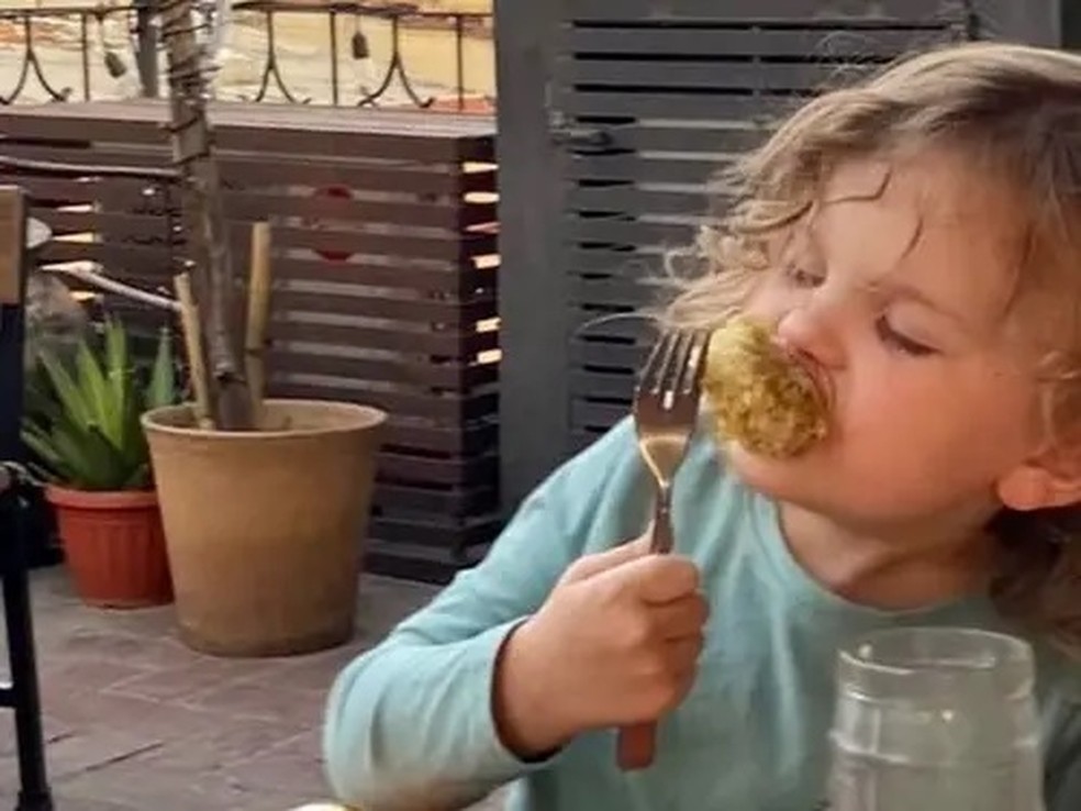 Um dos filhos de Colleen: crianças passaram a comer durante viagem — Foto: Reprodução/ Insider