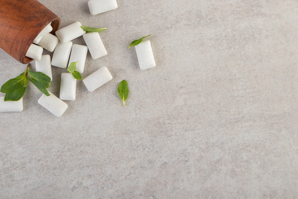 Estudo sugere que chiclete de menta é capaz de reduzir a dor no trabalho de parto — Foto: Freepik