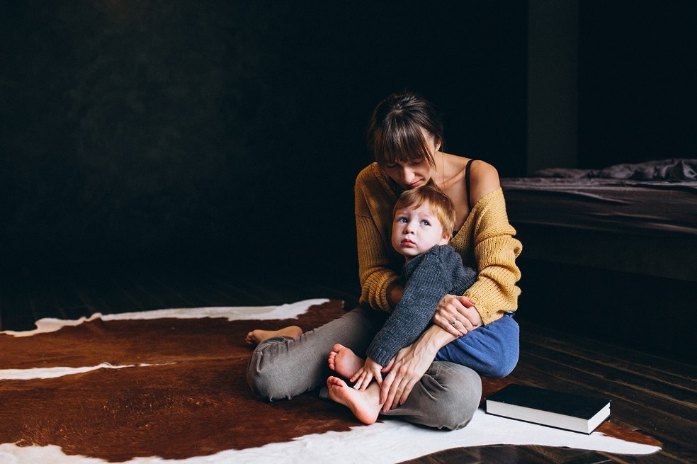 Acolher o sentimento dos filhos é muito importante para desenvolver a inteligência emocional — Foto: Freepik