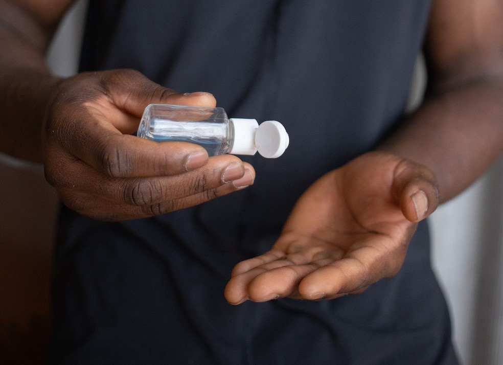Gel anticoncepcional masculino de passar nos ombros pode estar no mercado  em menos de dez anos