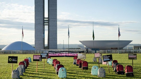 Ato no gramado do Congresso lembra vítimas de ataques em escolas