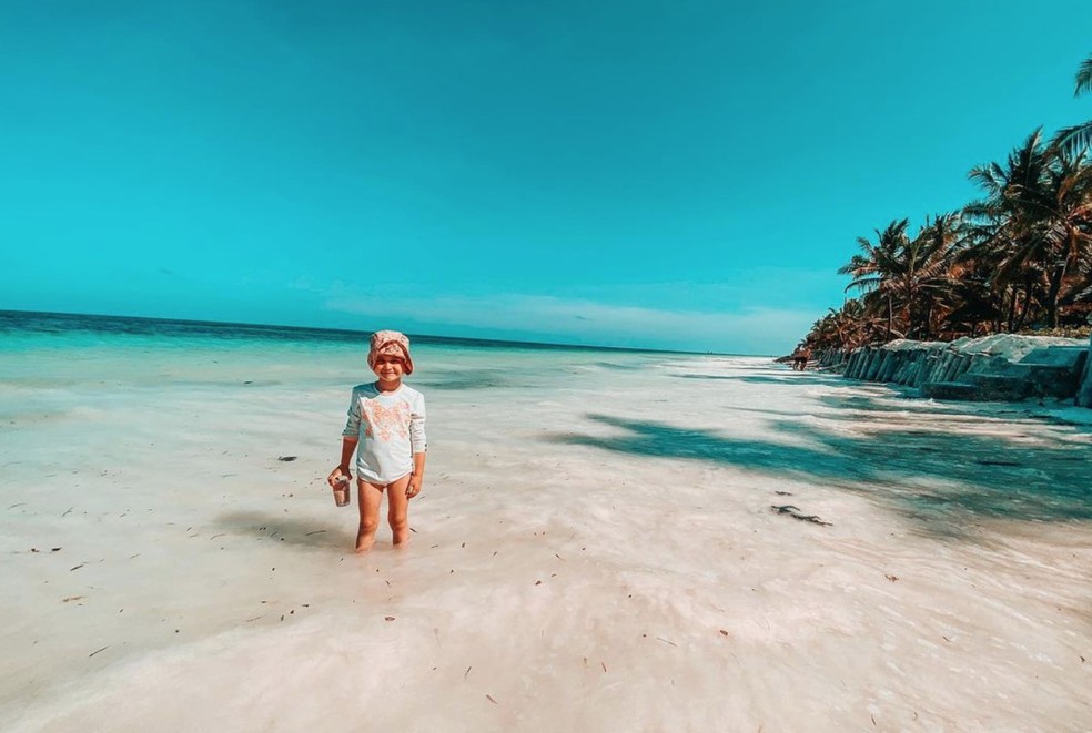 Esme em uma praia em Zanzibar, na Tanzânia — Foto: Reprodução/Instagram