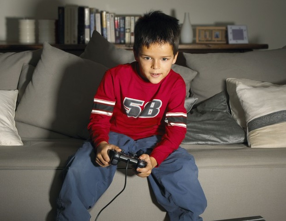 O menino jogava videogame quando foi abordado por mensagens de estranho (Foto: Thinkstock) — Foto: Crescer