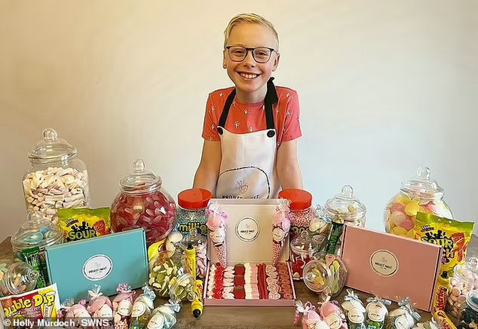 Além de vender na comunidade local, ele já despachou seus doces para todo o país — Foto: Reprodução Daily Mail