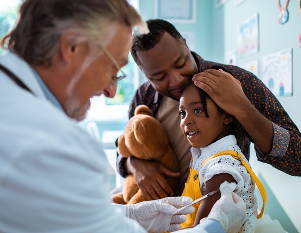 Criança tomando vacina (Foto:  Marko Geber/Getty Images) — Foto: Crescer