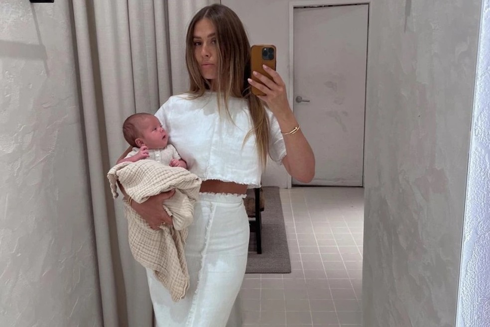 Mãe raspa cabelo de bebê de 3 meses e provoca polêmica nas redes sociais