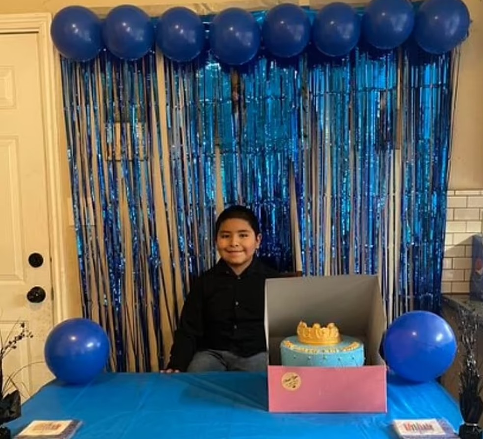 Menino de 9 anos comemora aniversário sozinho após amigos não comparecerem à festa  — Foto: Reprodução/DailyMail