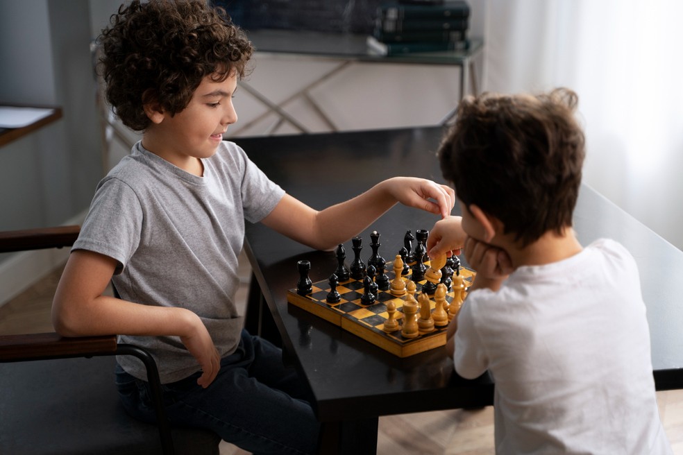 Comprei um jogo de xadrez pra ensinar meu filho, mas o tablueiro