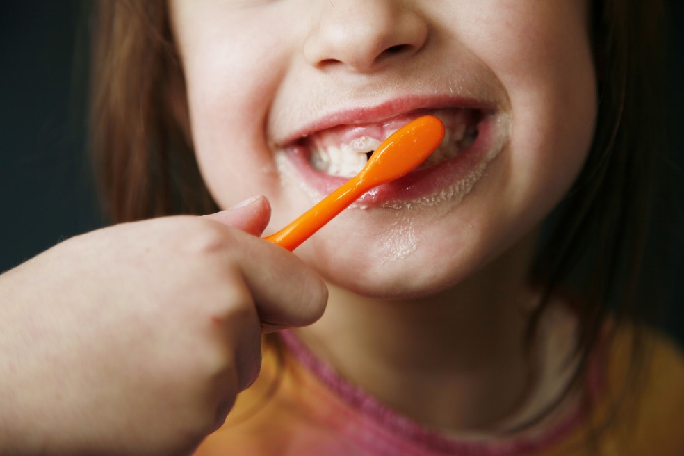 Menina escovando os dentes (Foto: Gettyimages) — Foto: Crescer