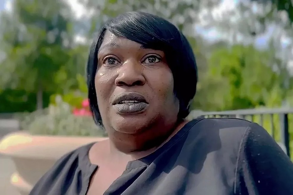 A m&atilde;e de Adriana, April Newkirk, diz que os m&eacute;dicos nem sabem se o feto sobreviver&aacute; ao parto - mas se sobreviver, ela ter&aacute; que cri&aacute;-lo &mdash; Foto: Reprodu&ccedil;&atilde;o Mirror