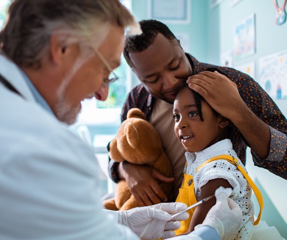 Criança tomando vacina (Foto:  Marko Geber/Getty Images) — Foto: Crescer