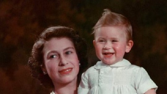 Rei Charles passa o primeiro Dia das Mães sem a rainha e compartilha foto comovente