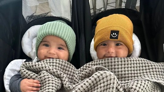 Mulher tem dois filhos 'gêmeos' com 24 dias de diferença