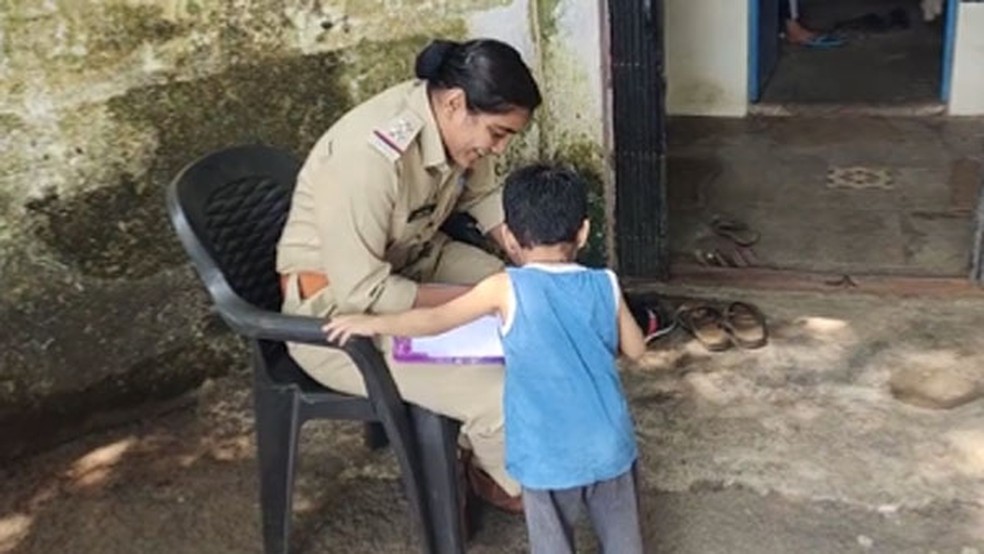 Em vídeo que viralizou nas redes sociais, o menino aparece pedindo a ajuda de uma policial pra denunciar a mãe por ter roubado seus chocolates — Foto: Reprodução/Twitter
