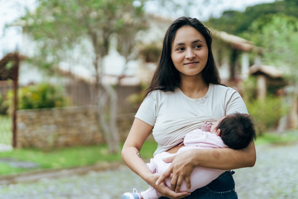 A rede de apoio é um recurso essencial para mães durante a criação   — Foto: Getty Images