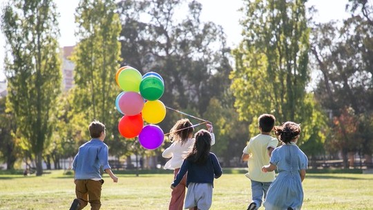 Diretora compra balão de "Feliz Aniversário" para aluno de 4 anos e comete erro hilário 
