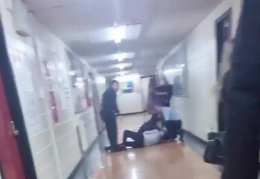 O aluno derrubou o professor no chão, em um dos corredores da escola — Foto: Reprodução/ Daily Record