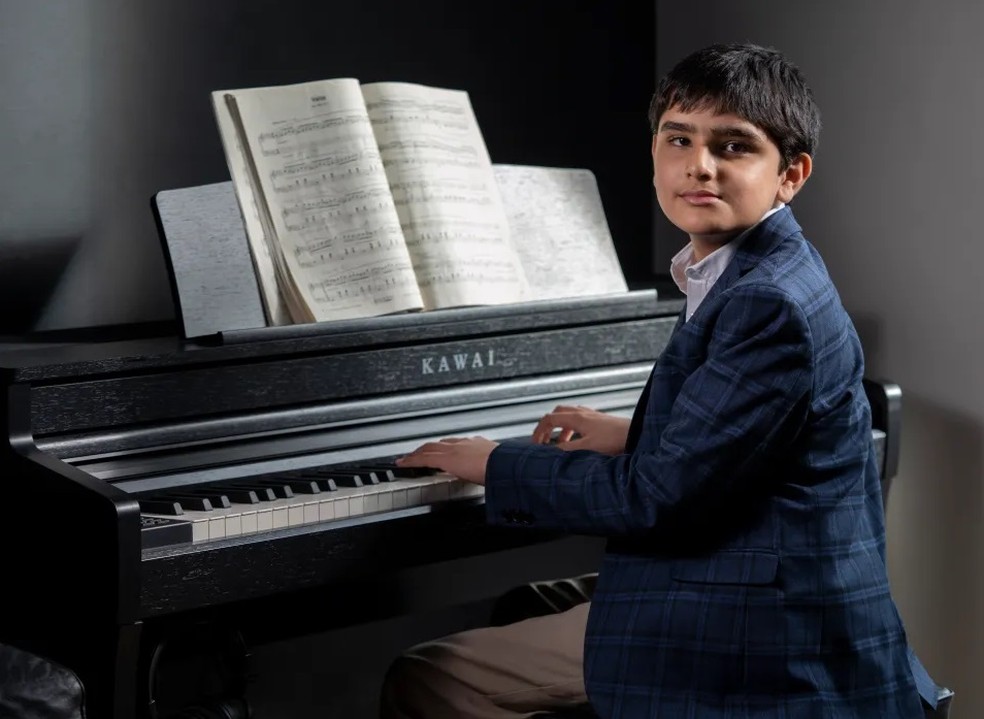 Krish é pianista — Foto: Reprodução/The Sun