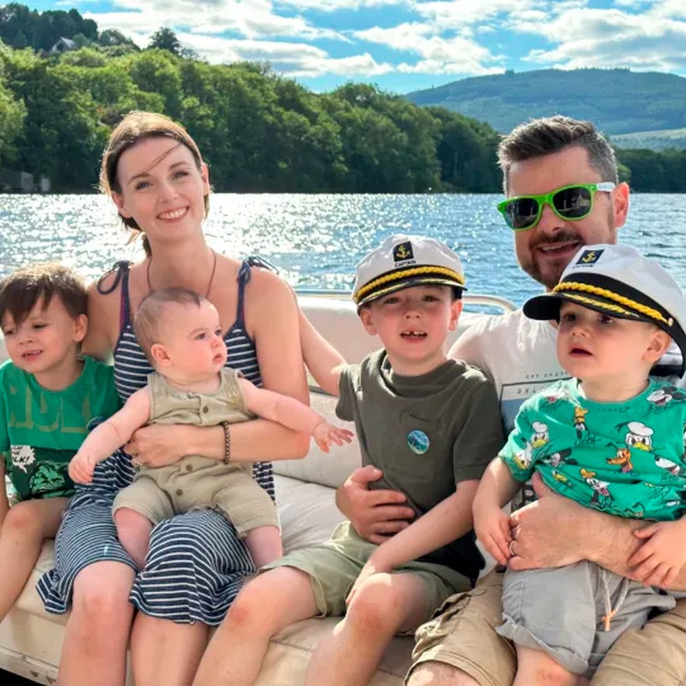 Chloe e David Angell com Harry e seus outros filhos durante visita ao Lago Ness, na Escócia — Foto: Reprodução/Metro