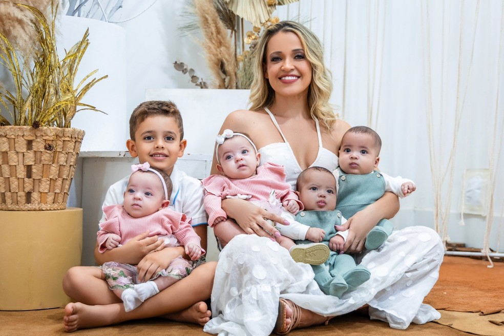 Kassia com Davi, 5 anos, e seus quadrigmeos  Foto: Arquivo pessoal