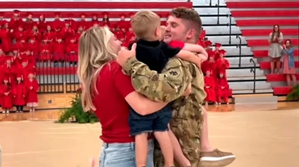 Pai militar aparece de surpresa na formatura do filho  — Foto: Reprodução/ Today 