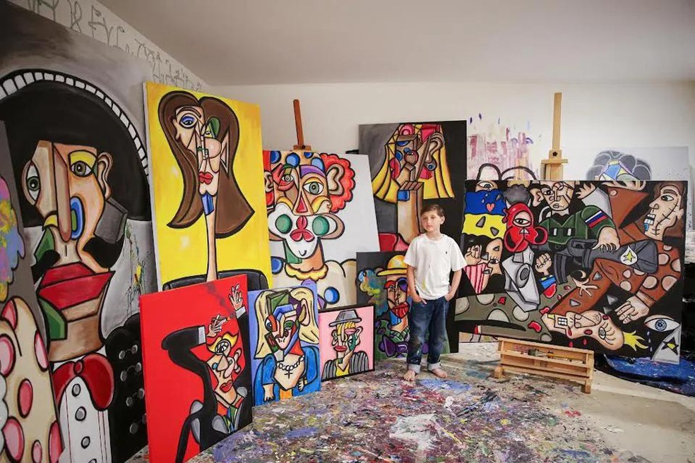 Menino de 10 anos pinta quadros e vende suas obras por mais de R$1 milhão