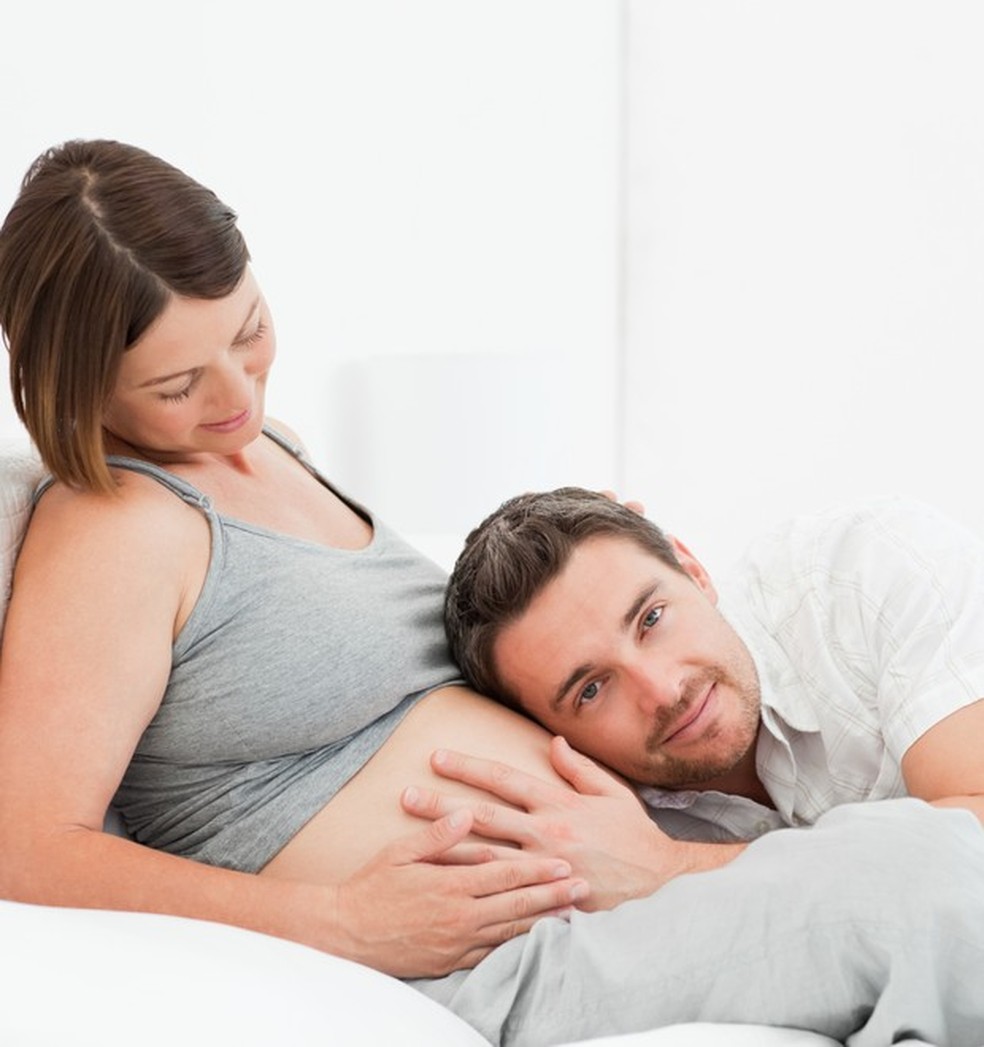 Pai sente a barriga da grávida (Foto: Thinkstock) — Foto: Crescer