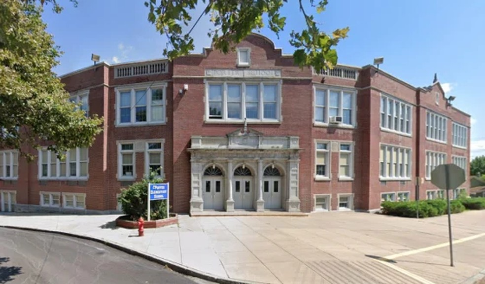 Fachada da escola Porter Elementary School, em Syracuse, Nova York — Foto: Google