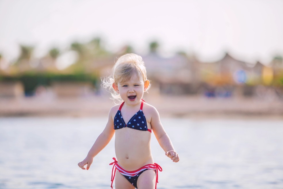 Biquínis e sungas infantis: sete opções para um verão divertido — Foto: Divulgação/Getty Images (Kuzmichstudio)