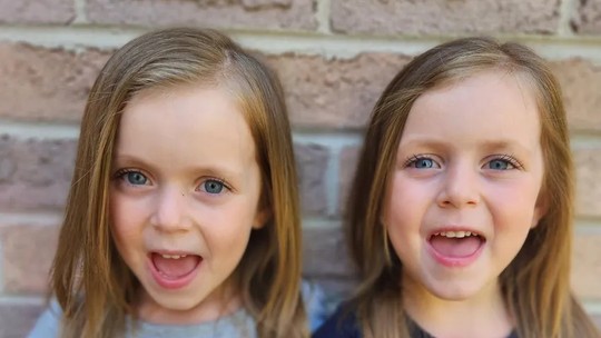 Convite “hilário” para festa de aniversário de 5 anos de gêmeas viraliza nas redes sociais