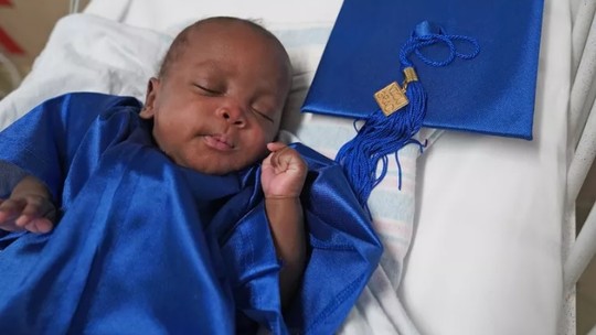 Bebê que nasceu com 23 semanas ganha "formatura" após cinco meses em UTI